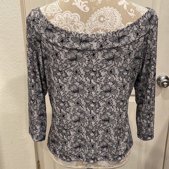 David Wayne Black and White Flowered Shoulder/Off Shoulder Top - Picture 3 of 8